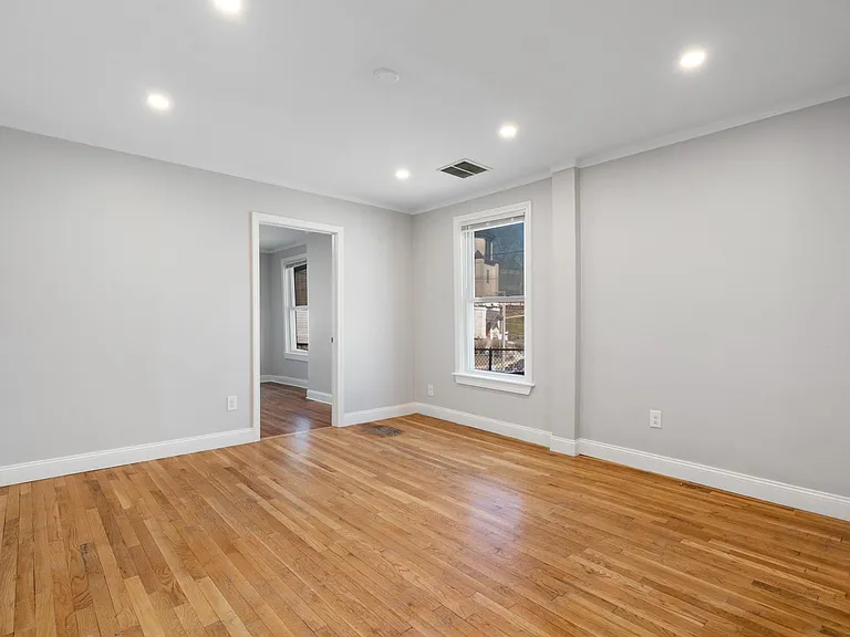 16 Hawthorne St #1 — Photo 3