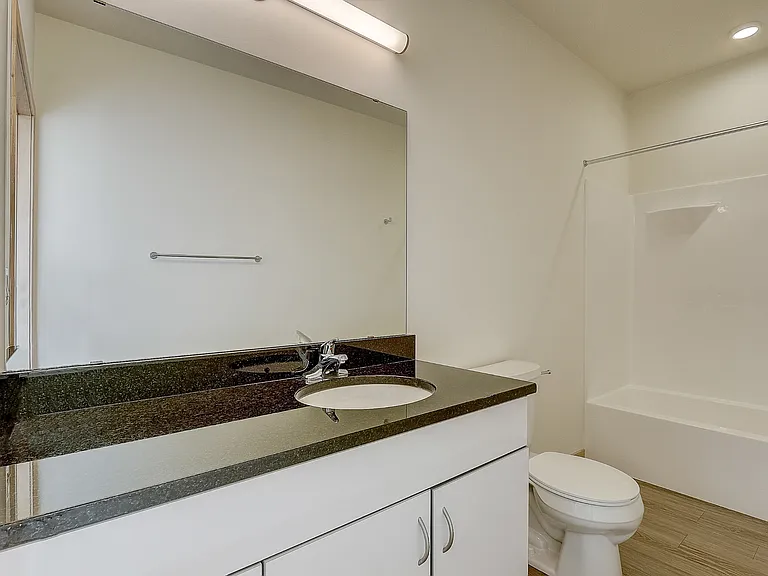 1 Bed / 1 Bath - 657 SF - Bathroom