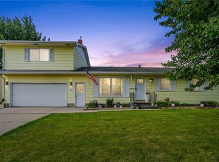 802 W 15th St, Vinton, IA 52349