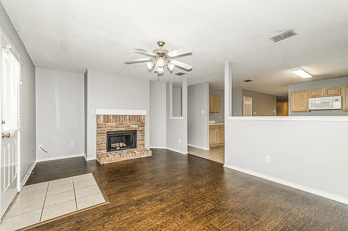4 bed, 2.0 bath, 2093 sqft, $2,195 — Photo 3