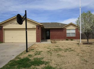 1031 NW 19th St, Moore, OK 73160