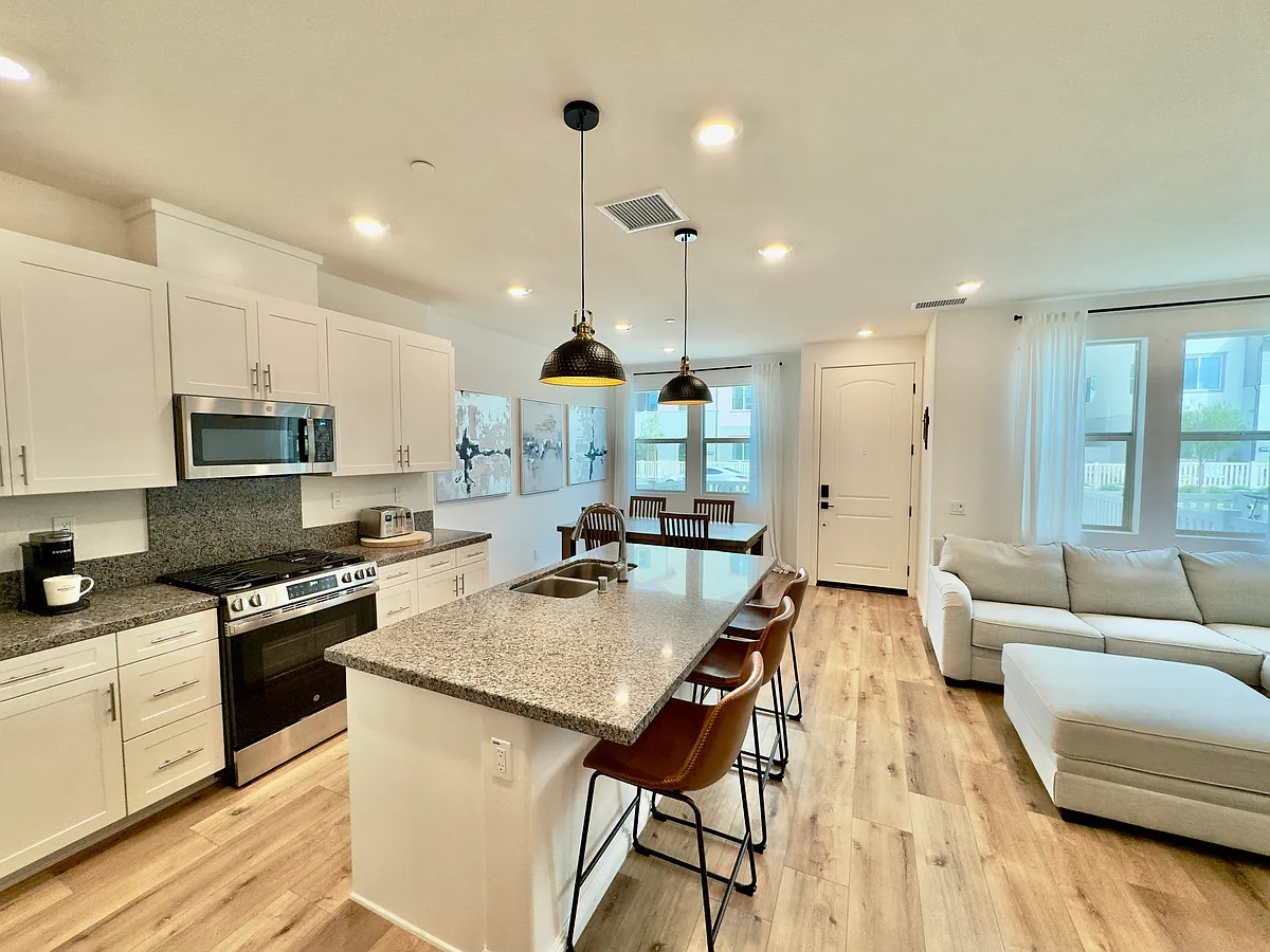 Building Photo - 3975 Lavine Way #105
