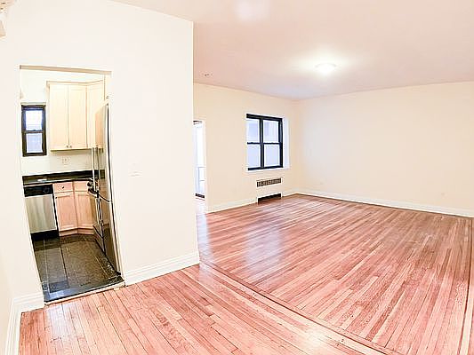 3rd image of 17 E 67th St #1C