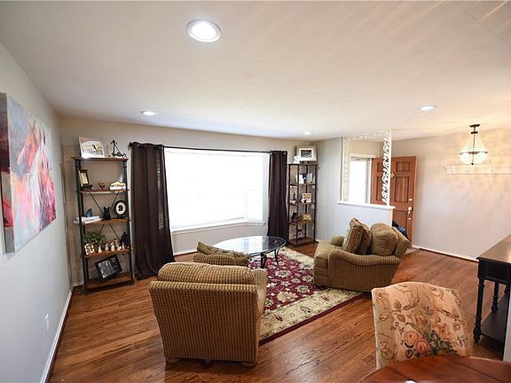 3rd image of 745 Newberry Dr