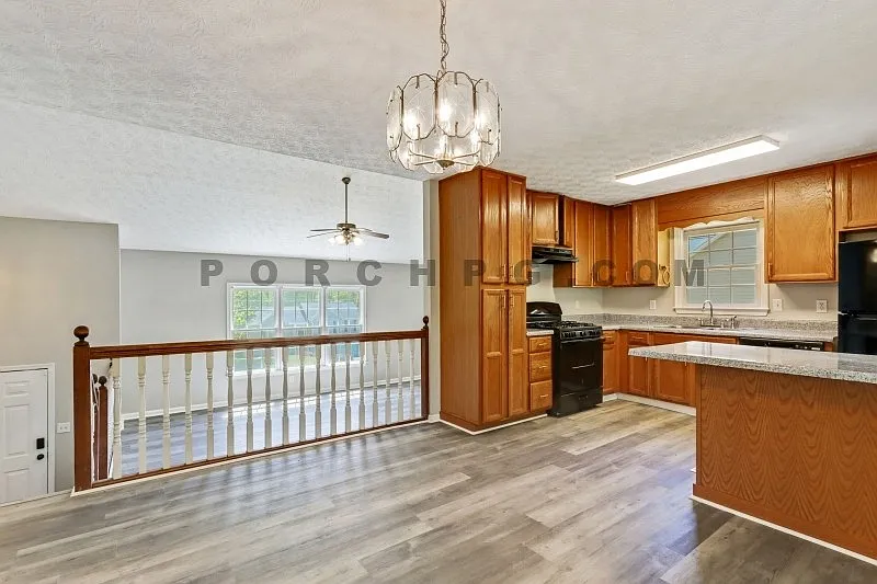 3 bed, 2.0 bath, 1426 sqft, $1,849 — Photo 2