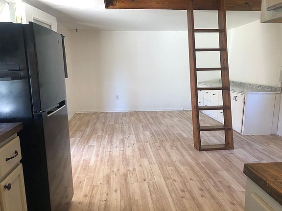5th image of 120 Maple Dr #1