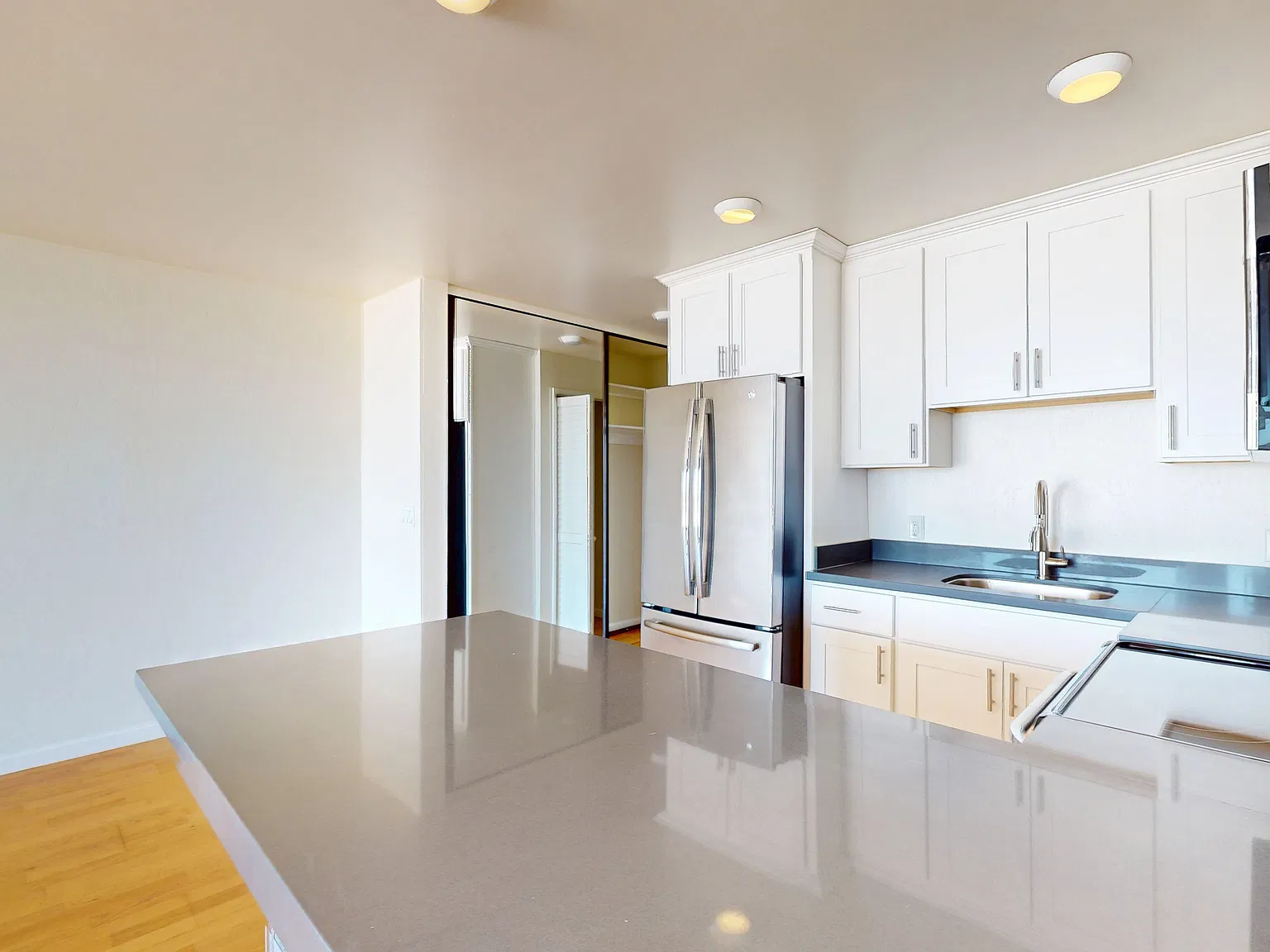 Private Deck and City Views! — Photo 4