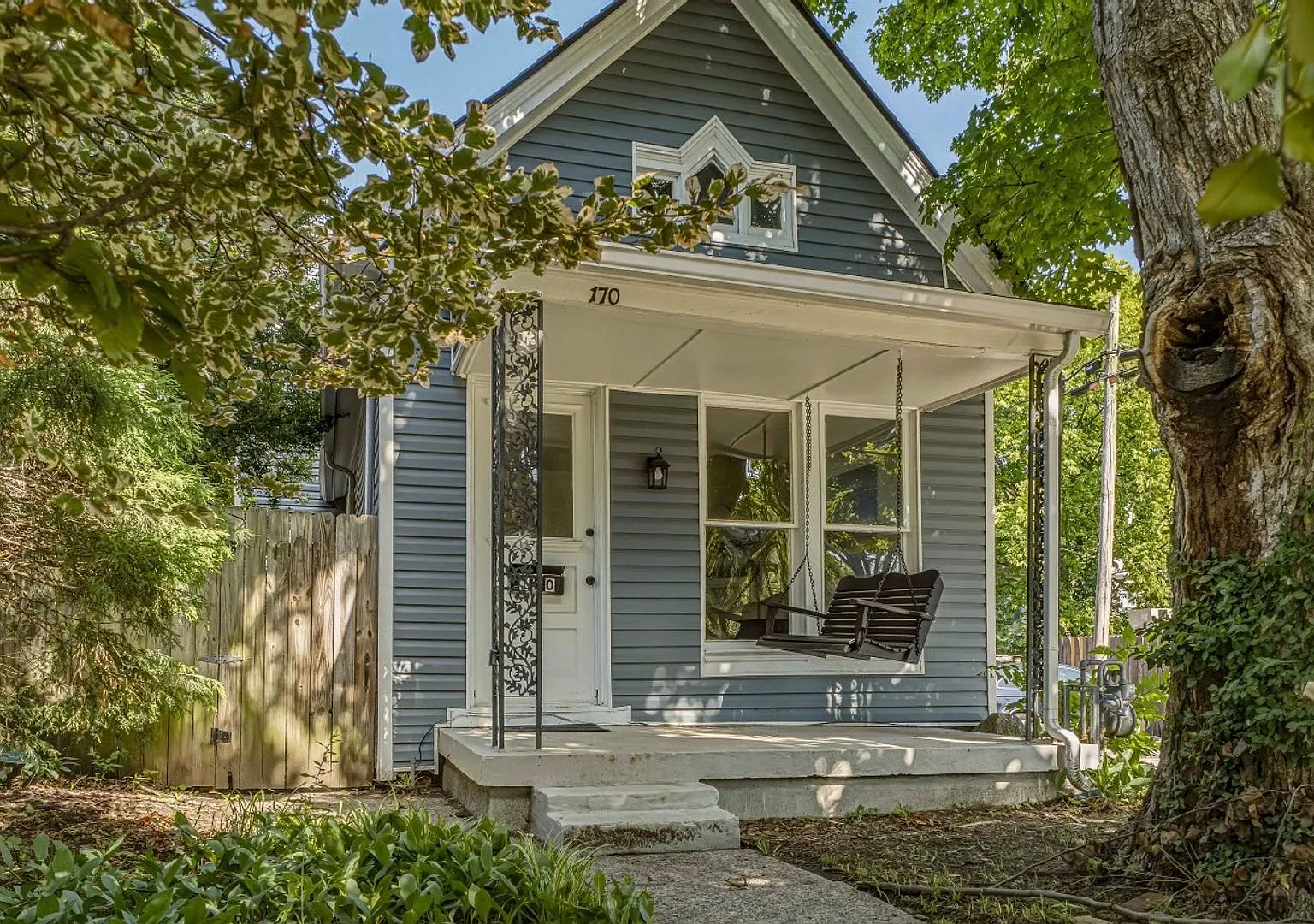 Beautifully renovated 3 bedroom furnished home in Clifton! — Photo 1