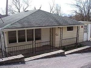 2nd image of 925 Maple St