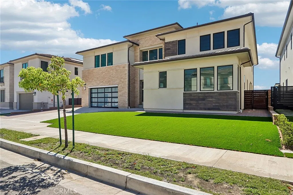 5 bed, 5.5 bath, 5754 sqft, $12,500 — Photo 3
