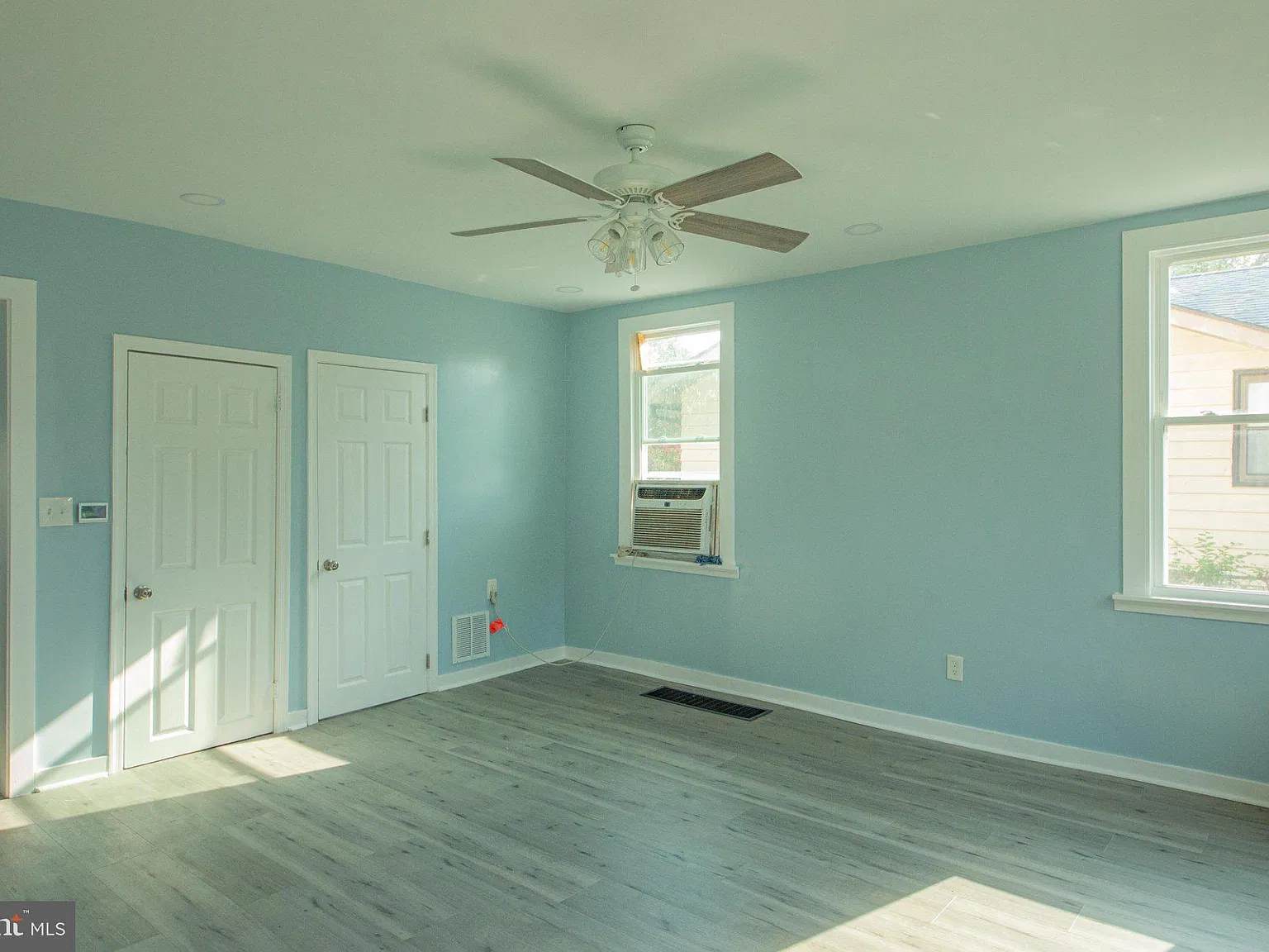 3 bed, 1.5 bath, 1200 sqft, $2,300 — Photo 2