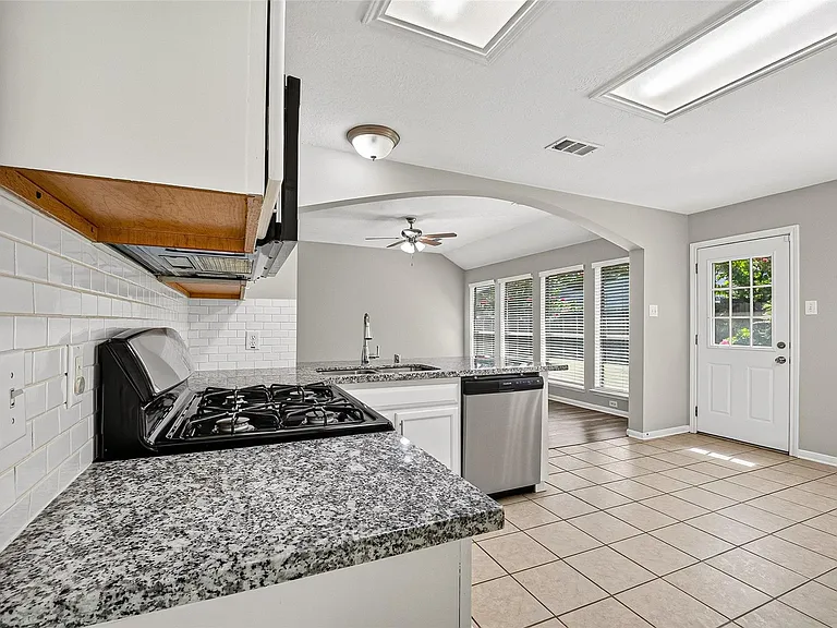 2902 Burgess Hill Ct — Photo 15
