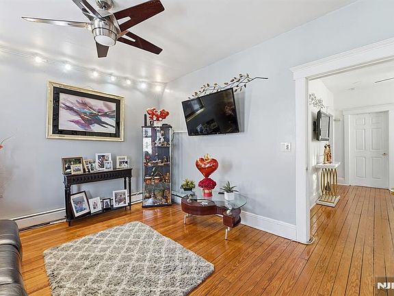 5th image of 10 Maple St
