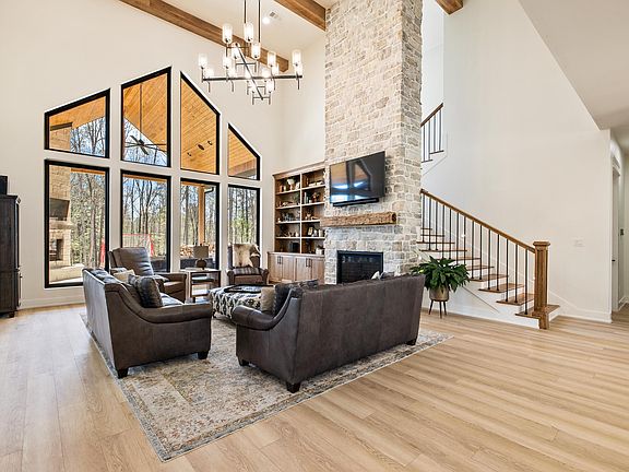 4th image of 2025 Hickory Hill Dr