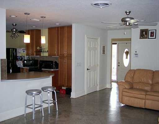 4th image of 300 Fairway N