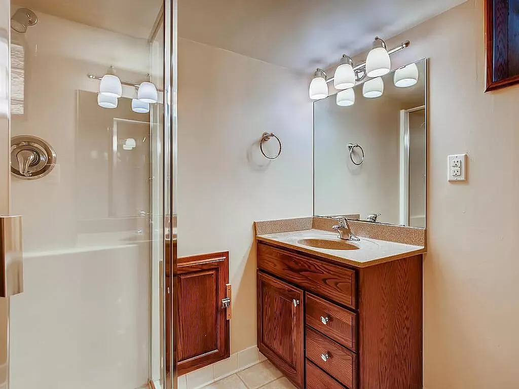 8 bed, 3129 sqft, $5,200 — Photo 3