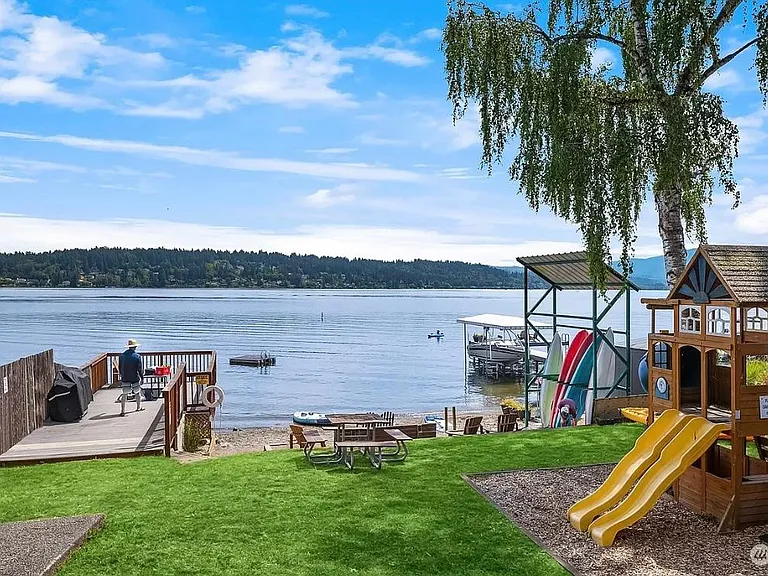 6 month lease allows access to private beach on Lake Sammammish. Amazing view of the fireworks!