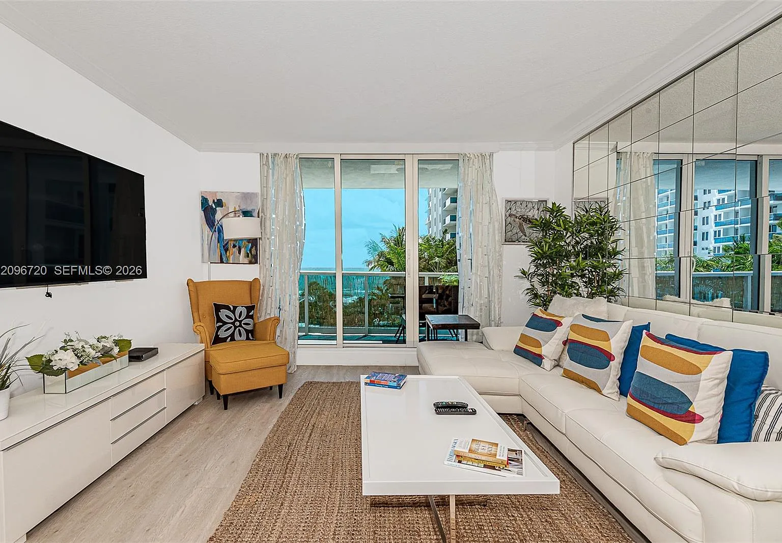 Roney Palace Condo — Photo 4