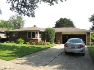 2120 Country Knoll Ln, Elgin, IL 60123