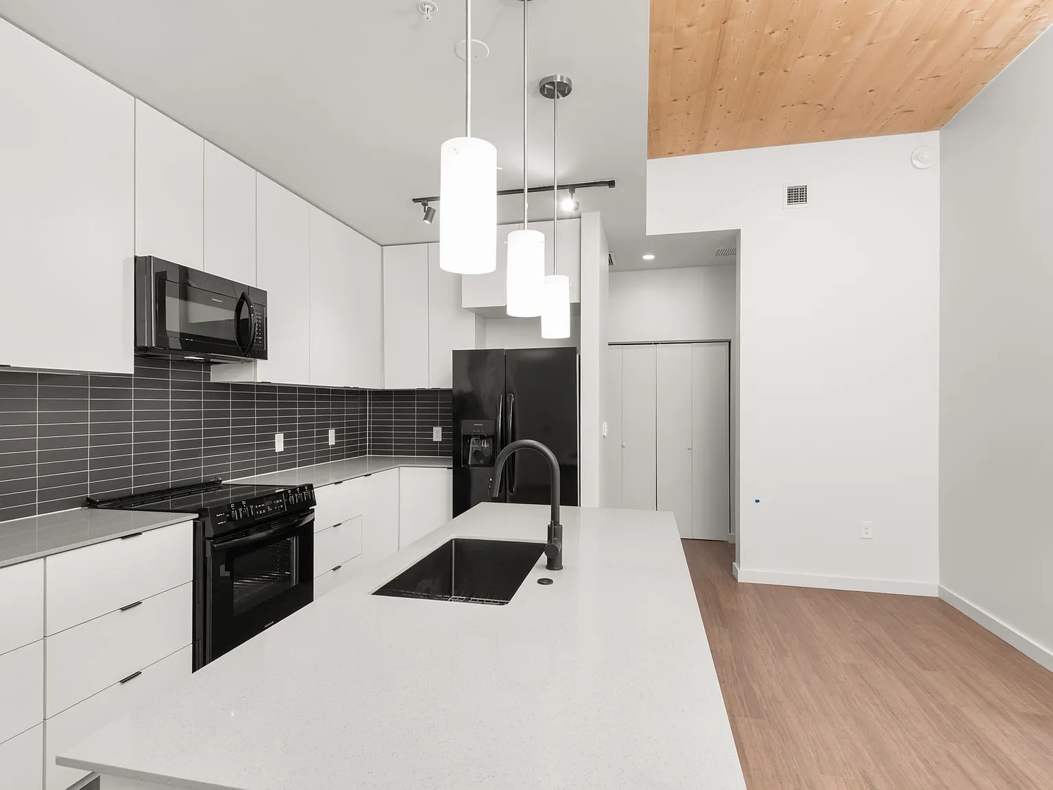 Nova Austin — Photo 3