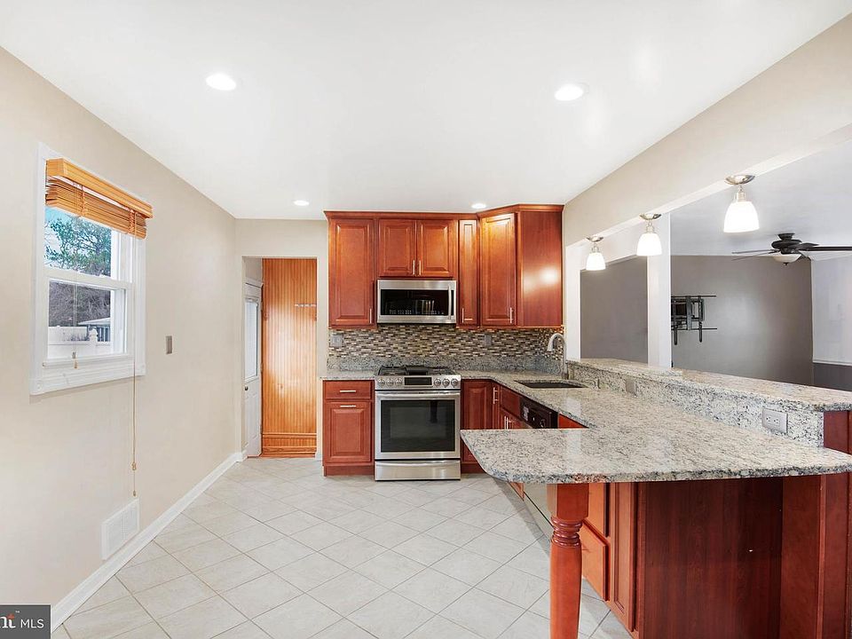 1st image of 202 Mary Ct