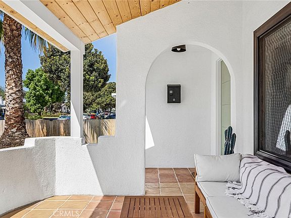 4th image of 2417 W 75th St