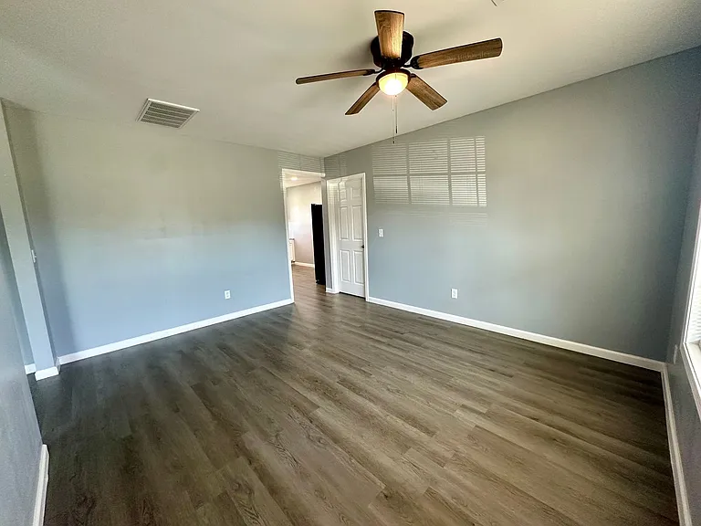 960B Mayfield Dr — Photo 3