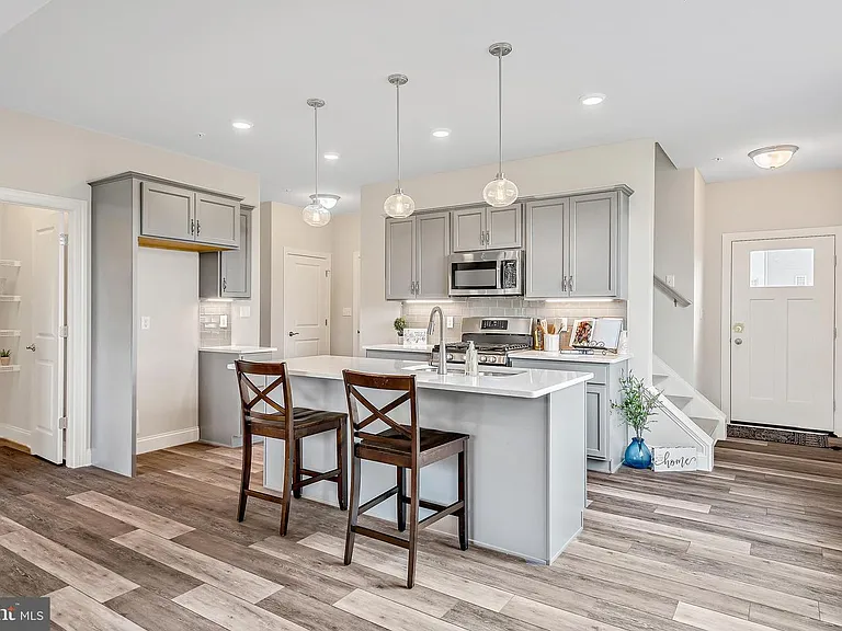 554 Joseph Ct — Photo 4