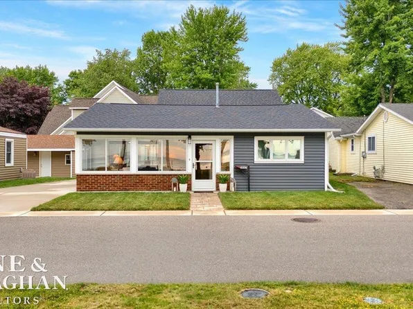 5865 Manor Dr, Fort Gratiot, MI 48059