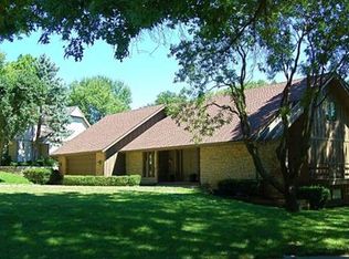 8747 Rosewood Dr, Prairie Village, KS 66207