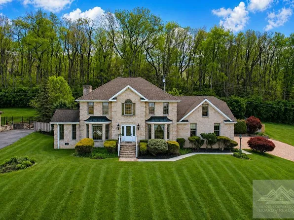 6 Fairlane Dr, Bluefield, VA 24605