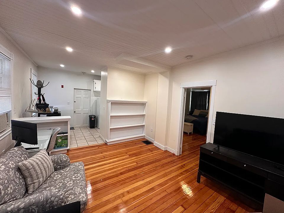 1st image of 409 Adams St APT 3
