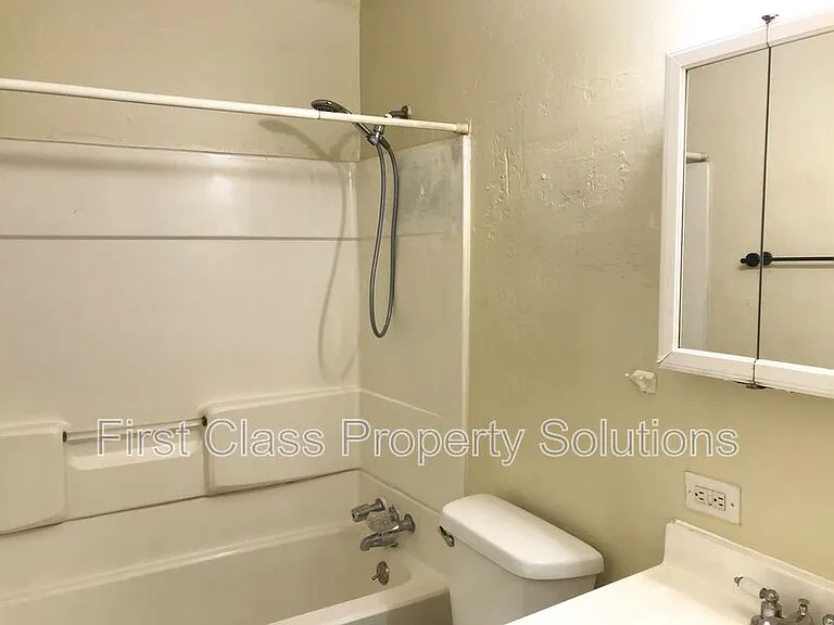 1731 NW 32nd St #12 — Photo 8