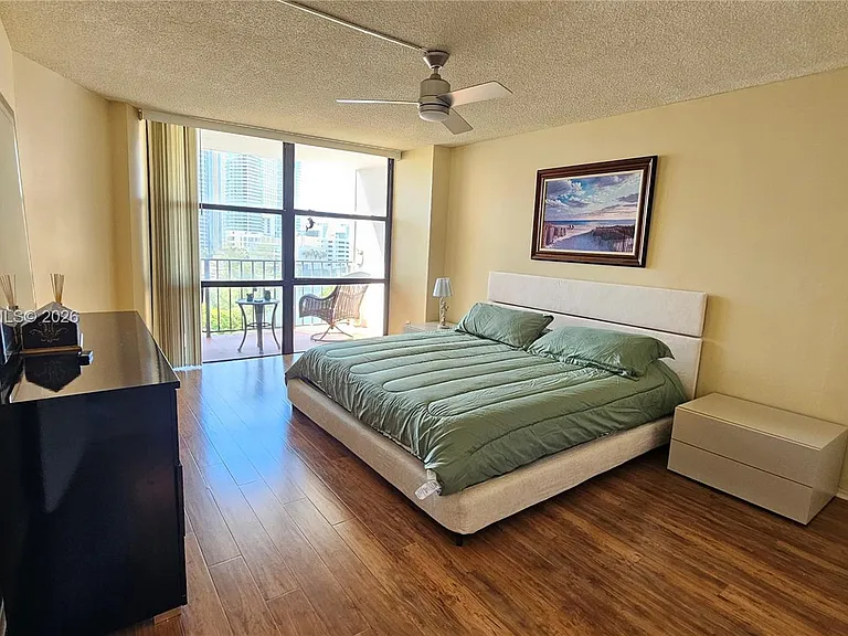 800 Parkview Dr #912 — Photo 12