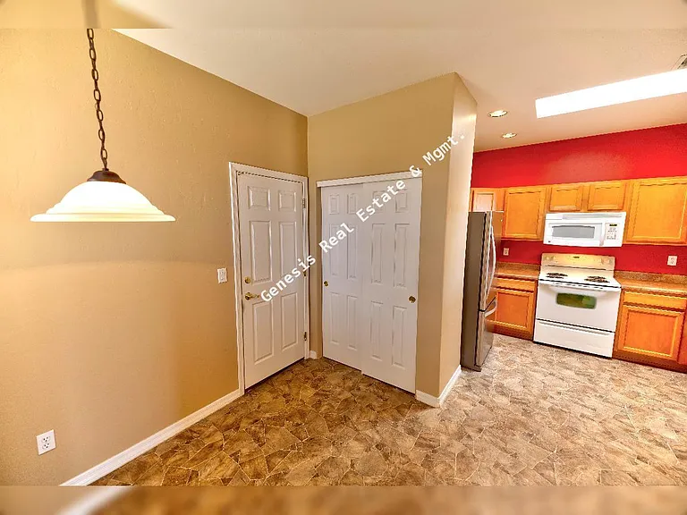 606 W Woodfield Ct — Photo 5