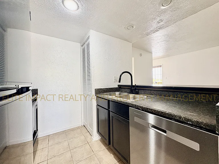 1620 N Wilmot Rd — Photo 8