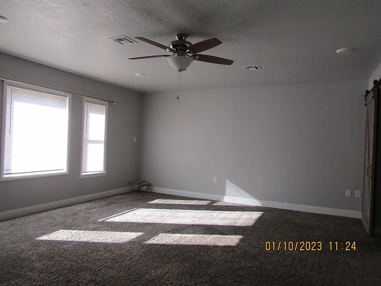 207 NE 46th St — Photo 35