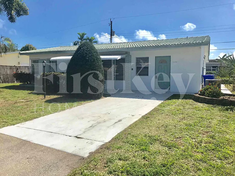 1640 NE 32nd Pl — Photo 1