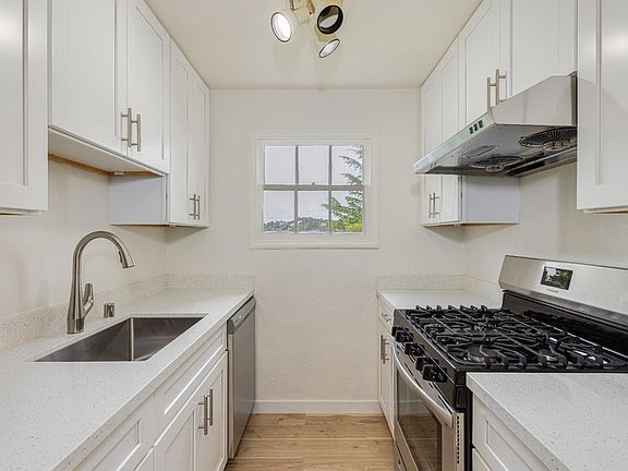 5th image of 162 Almonte Blvd APT 1