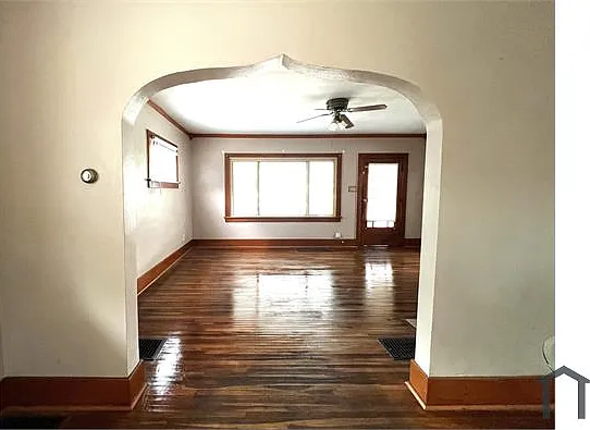 547 E Streicher St — Photo 12