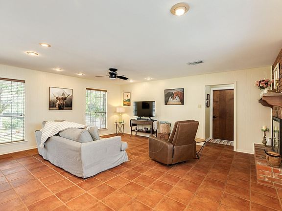 2nd image of 107 Hyacinth St