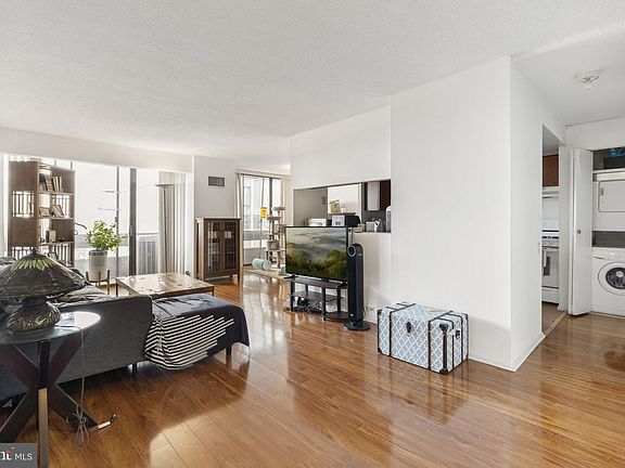 5th image of 1326 Spruce St APT 2308