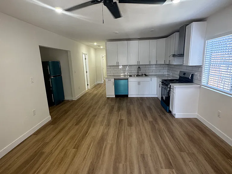 1611 1/2 Oak St — Photo 1