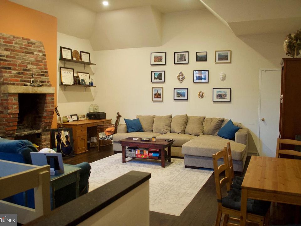 1st image of 407 Cypress St APT 1R
