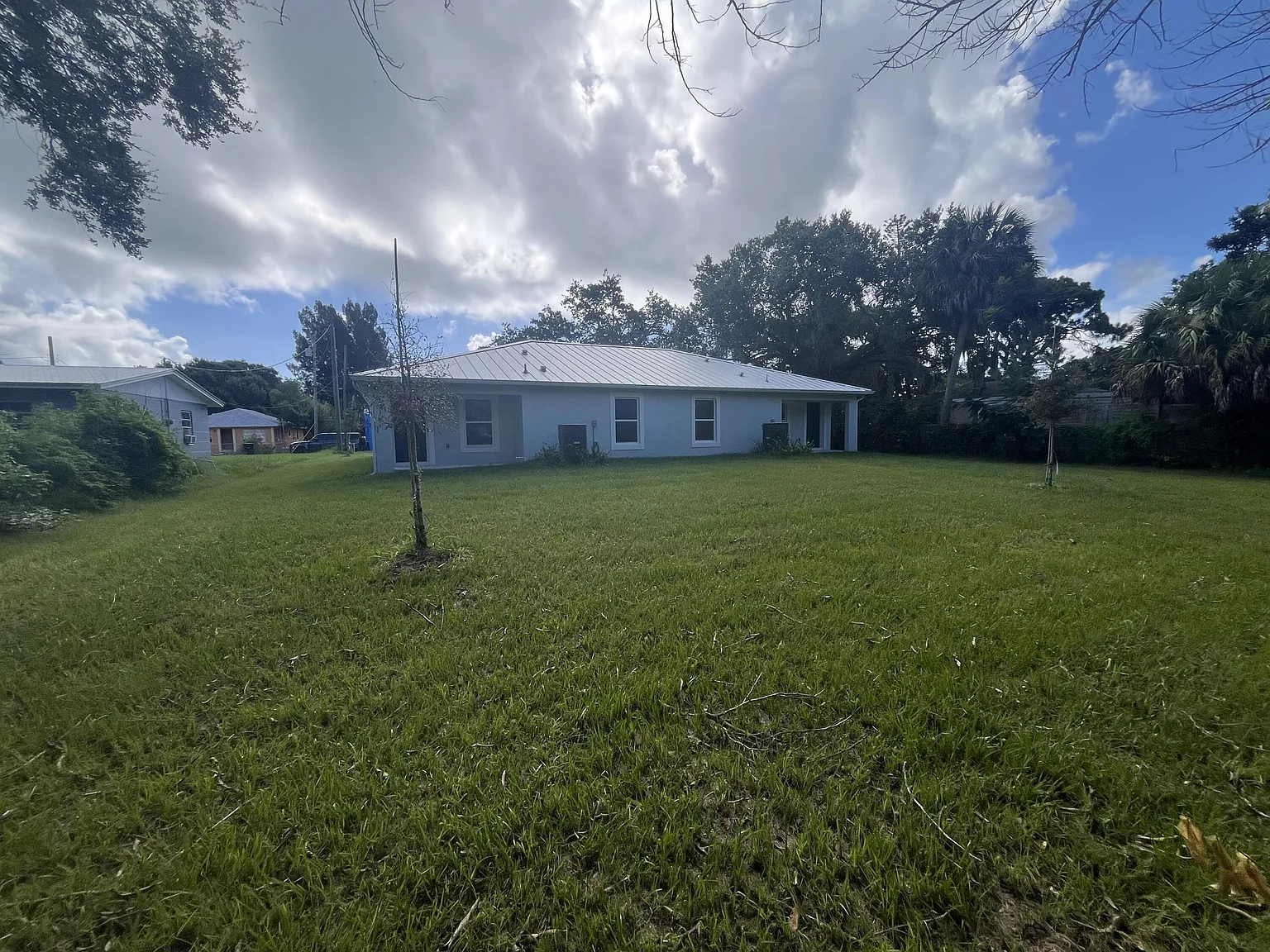 3 bed, 2.0 bath, 1140 sqft, $2,400 — Photo 2