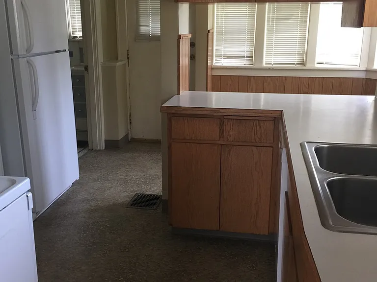 431 NE Garfield St — Photo 3