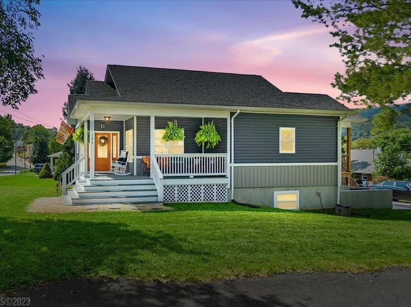 106 William St, Narrows, VA 24124