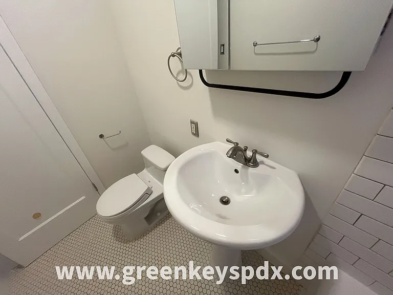 2182 NW Hoyt St #8 — Photo 14