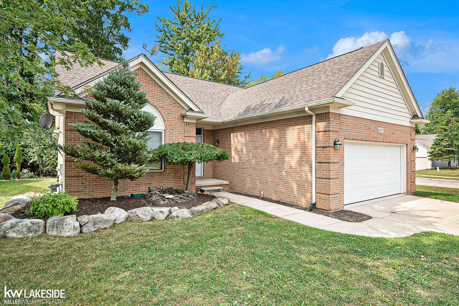 1593 Club House Ct photo 1