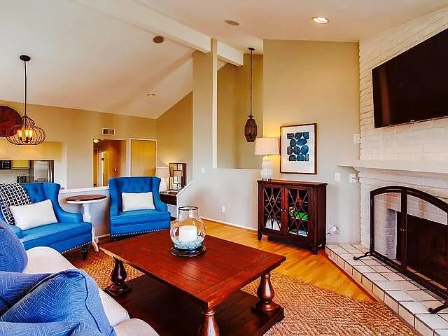 2 bed, 2.5 bath, 1272 sqft, $6,200 — Photo 2